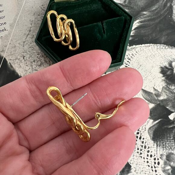 NEW Vintage 80s Napier Signed Gold Tone Interlocking Loops Omega Clip Earrings - Picture 4 of 9